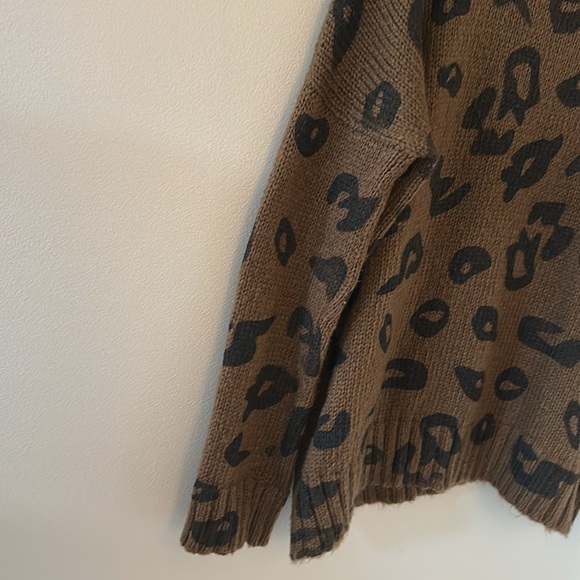Wooden Ships Leopard Print Oversized Sweater 
Sz S/M Comfy Preppy Cozy Relaxed - Picture 8 of 8